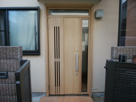 木製の玄関ドアを採風ドアでリフォームした事例です